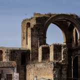 ...e le arcate di sostegno della cupola ormai crollata e invasa da erbacce